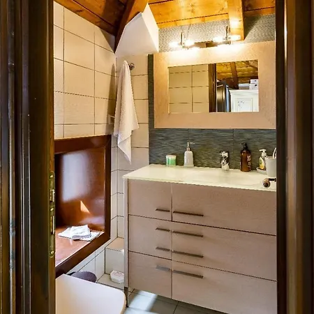 Stone Retreat With Private Pool In شقة أراخوفا