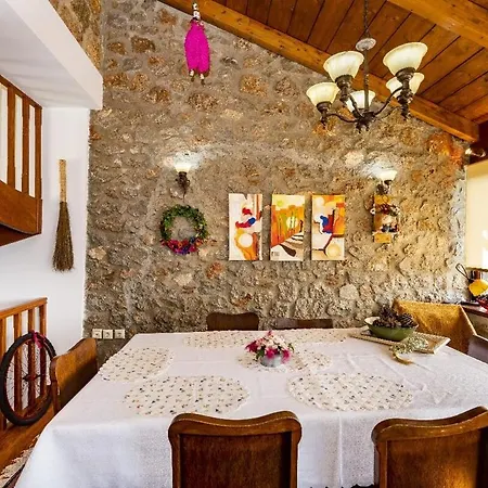 Stone Retreat With Private Pool In شقة أراخوفا